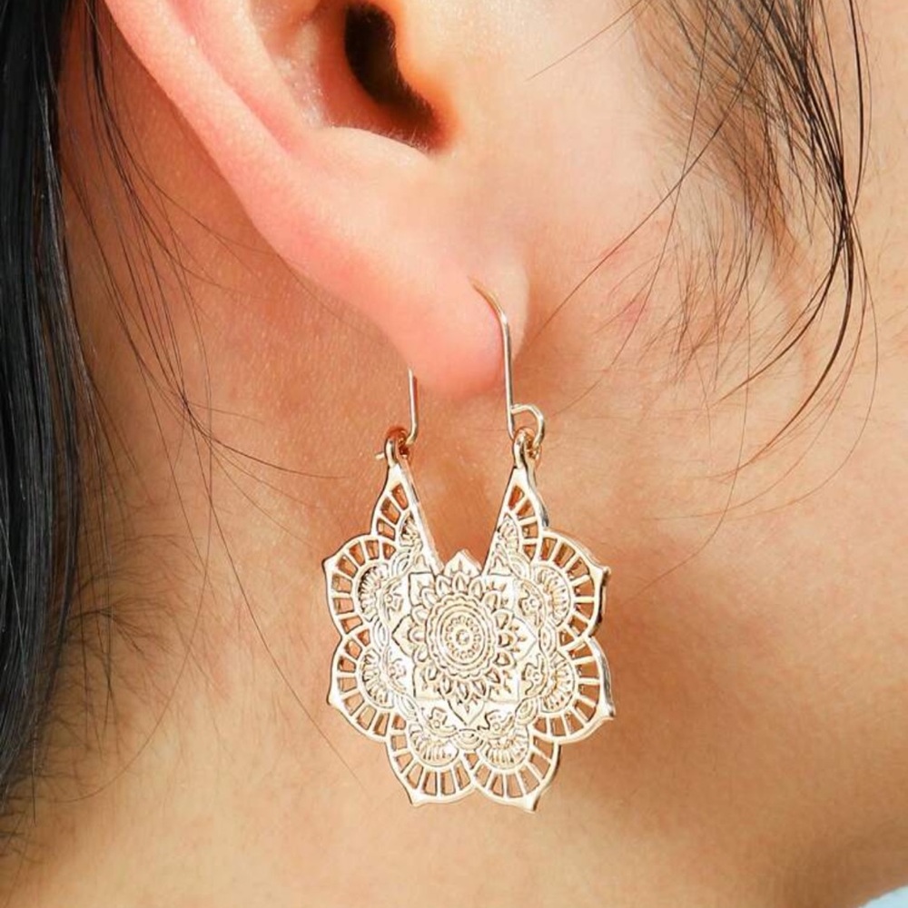 ✨ Gold Hoop Earrings ✨ - Picture 2 of 4
